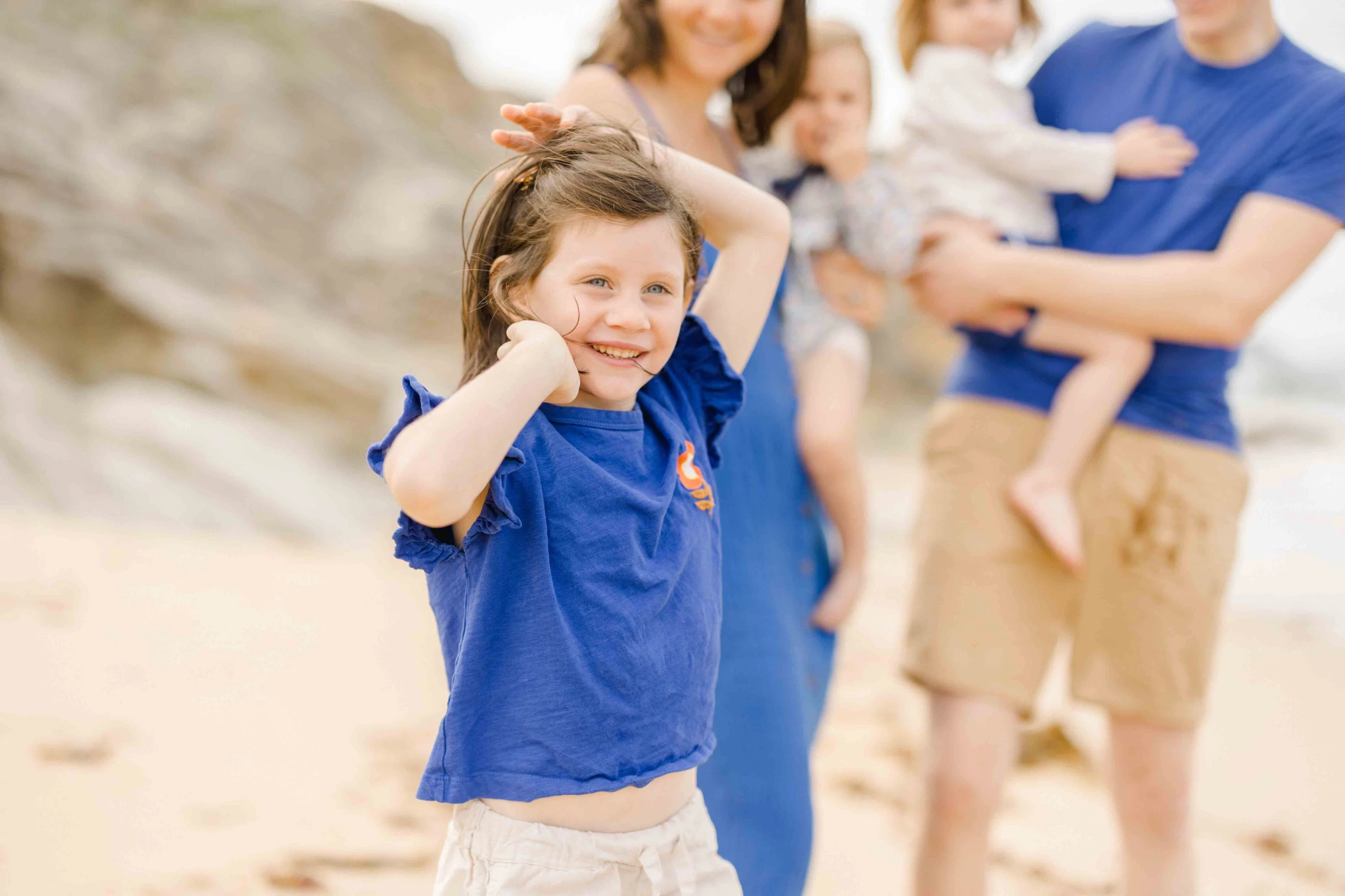 bonheur sourire main enfant gris